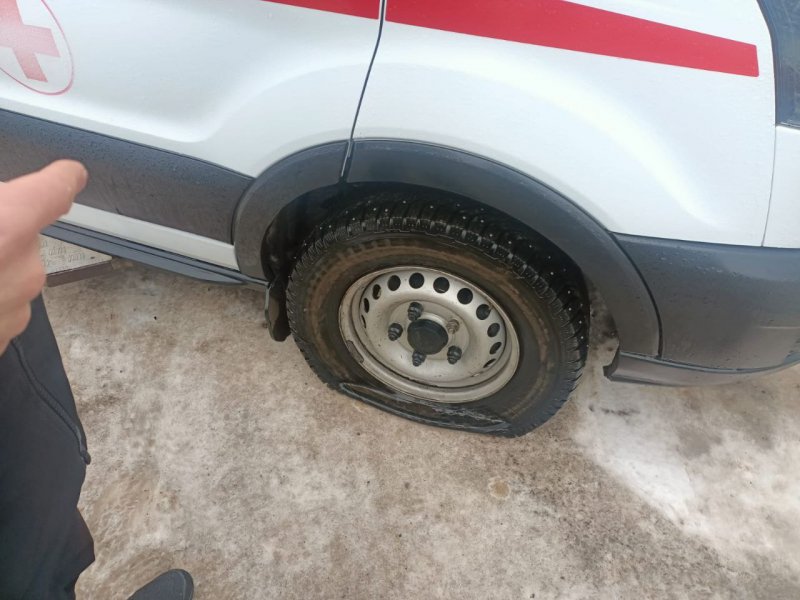 В городе Шарыпово полицейскими задержан мужчина, угрожавший сотрудникам скорой помощи и повредивший спецтранспорт