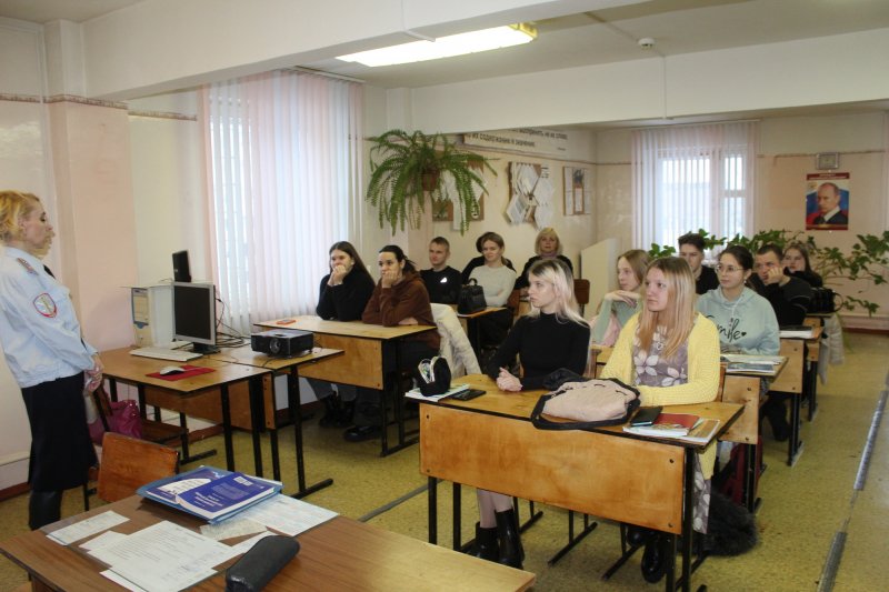 Полицейские в Шарыпово провели профориентационное  занятие для студентов техникума