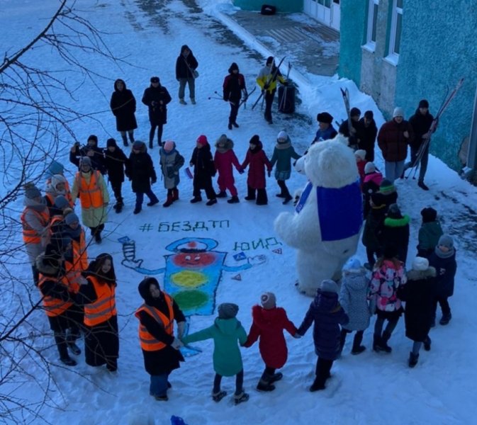 В г. Шарыпово сотрудники Госавтоинспекции совместно с представителями общественного совета и отрядом ЮИД нарисовали ПДД-граффити на снегу