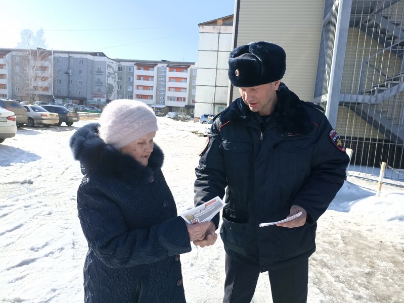 В Шарыпово сотрудники полиции, общественники и школьники предупредили горожан о мошенничестве