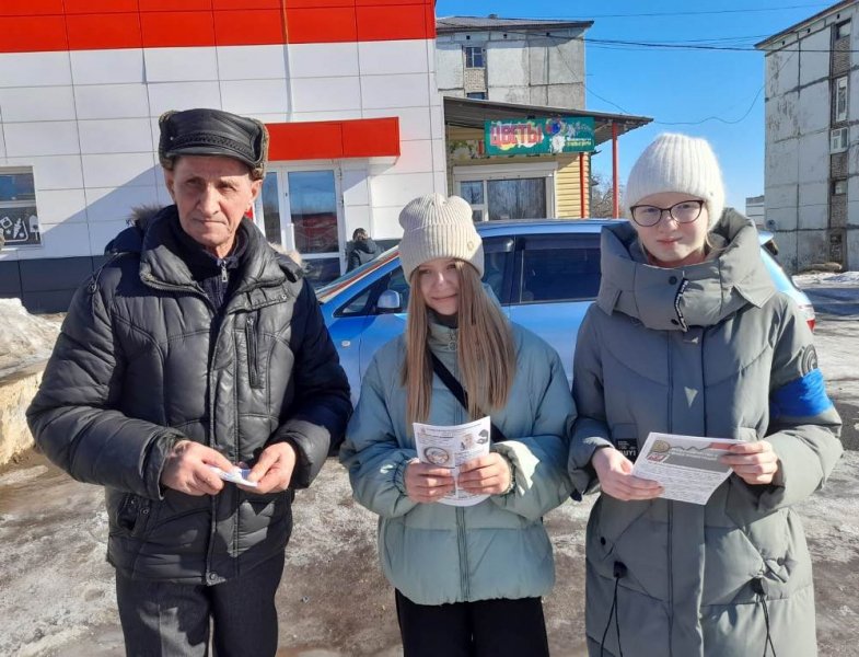 В Шарыпово сотрудники полиции, общественники и школьники предупредили горожан о мошенничестве